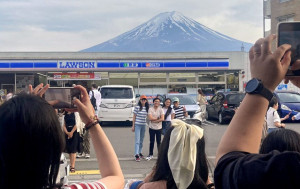 富士山熱門拍照點再增設欄杆  防止遊客亂過馬路等亂象