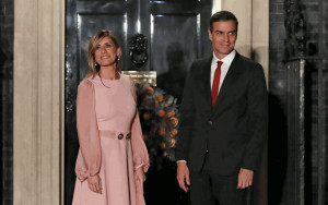 妻子卷贪腐调查  西班牙首相桑切斯暂停职务：考虑应否留任