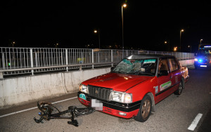 青衣南桥17岁单车男捱的士撞 遭推前30米 压凹的士车顶昏迷送院