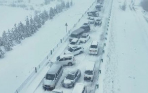 入秋首雪︱內蒙古大暴雪最深達半米  數百輛車通宵受困︱有片