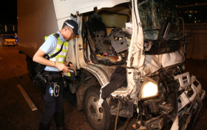 青沙公路輕型貨車撼拖頭車尾 2人被困消防救出 清醒送院治理