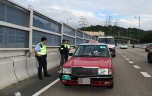 沙田的士左搖右擺遇截查 車上搜出多包可卡因 司機被捕