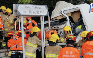 青衣運油車自炒 「打波子機」式撞斷多柱再撼石壆  司機受困救出送院