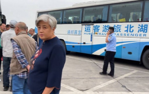 張家界豬仔團︱旅巴司機稱無錢收  160長者被棄湖北高速服務區