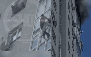 驚悚一刻｜俄羅斯高樓大火 男子爬牆逃生當眾摔死 另1人懸窗待救檢回一命
