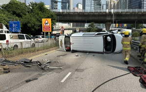 葵涌道貨Van失事翻側 司機被困獲救送院