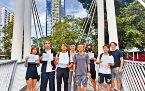 正生末代学生 港铁站接成绩单