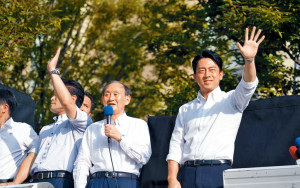 小泉参选自民党总裁 前日揆菅义伟站台