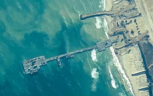 美軍加沙臨時碼頭啟用　載援助物資貨車開始上岸
