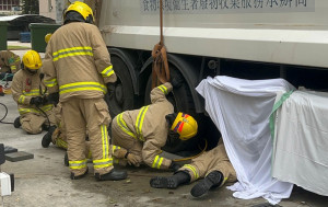 小西灣老婦捱垃圾車撞捲入車底被困 當場不治