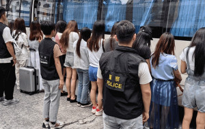 警聯入境處荃灣掃黃 拘20名內地女子