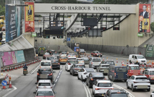 三隧分流︱實施4個月西隧車流升18% 紅隧、東隧車龍縮3成 議員促商用車過海減價