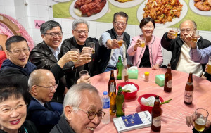 黃仁勳與陳茂波深水埗食大排檔飲啤酒 陳：創科視野和香港味道的餐聚組合