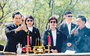馬英九祭祖幾度哽咽拭淚