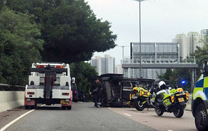 天水圍洪天路四車相撞  私家車翻側5人傷