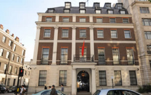 英警拘3男︱中國駐英國使館發表聲明  強烈譴責英方無理指責特區政府
