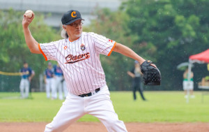 棒球｜香港跨代棒球聯盟大賽 100名球手冒雨比賽