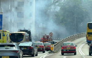 九龍城窩打老道垃圾車行駛中着火冒煙 消防救熄無人傷