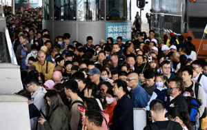 港珠澳大橋封閉後下午重開  香港口岸逼爆打蛇餅  一度逾千人排隊等過關