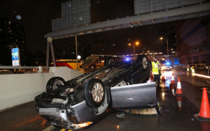佐敦私家车撞石壆四轮朝天5人伤 男司机涉酒驾被捕
