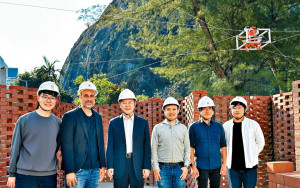 中大研砌磚機械人疊出藝術建築