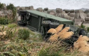 台軍愛國者導彈維修車  失控翻落台東海岸2輕傷