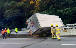 大圍城隧公路貨車翻側 消防趕至救援 現場道路全封