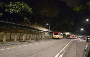 警梨木樹邨截可疑私家車 檢大麻、武器及未完稅香煙 兩男子涉多罪被捕