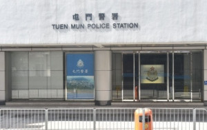 屯門23歲男形迹可疑遭警查搜出可卡因 又揭私家車藏牛肉刀 涉兩罪被捕