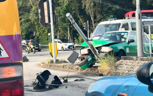 大埔汀角路的士與客貨車相撞 2人受傷送院