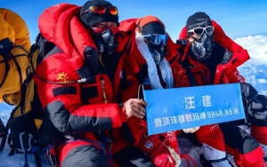 70歲︱華大集團董事長汪建登頂珠峰  刷新中國紀錄