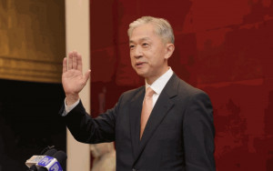 中國駐柬埔寨新任大使汪文斌抵金邊履新 獲大批記者到場採訪