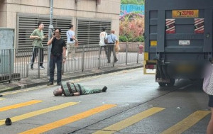 紅磡老翁過路遭貨車撞倒 鞋飛脫頭着地受傷送院