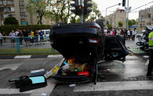 疑因衝紅燈引發車禍 以色列安全部長翻車送院