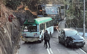 淺水灣道小巴與私家車相撞  三人受傷送院