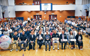 中學老師棄教鞭執警棍圓夢