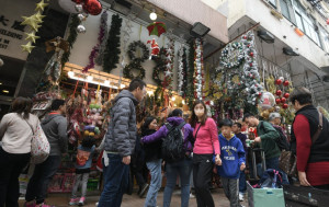 聖誕︱餐飲業 : 平安夜自助餐訂枱爆滿勝去年  市民挑選裝飾禮品 : 放喺廳度幾靚架