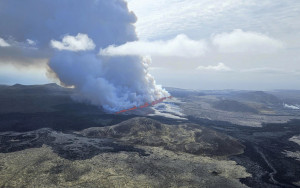 冰島雷恰角半島火山再度噴發 岩漿噴發高達50米
