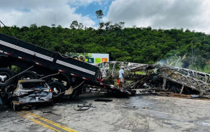 巴西有巴士撞向貨車後起火 逾30人死亡 包括兒童