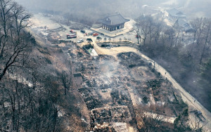南韓大型山火24死 兩座千年古剎焚毀