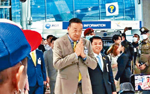 泰总理亲迎首批免签中国旅客 送花环泰丝