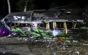 印尼高中畢業旅行校巴失控  衝落山橫掃電單車致11死53傷