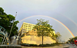 雙彩虹｜「桃芝」逃之夭夭時晴時雨 180℃雙彩虹驟現東涌高掛   天文台解奇觀原因 