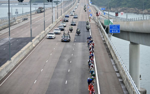 全運會公路單車測試賽今早舉行 有車手即場「食蕉」補充體力