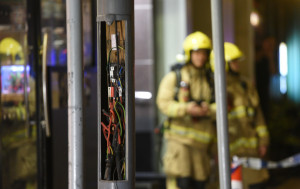 西環網紅cafe旁燈柱裝置彈出傷人  路政署調查疑不明氣體造成
