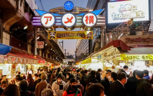 日圓危機觸發生機 外國遊客爆買豪食  有人一口氣掃15件和服不手軟