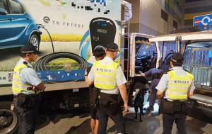警方新界南反毒駕酒駕拘19人 截荃灣可疑貨車檢獲大麻