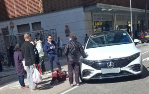 土瓜灣過路婦遭Benz撞倒 送院救治