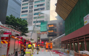 荃灣馬角街地盤起火 消防開喉救熄