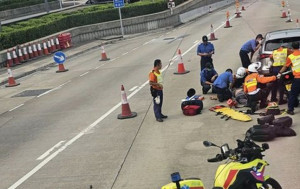 西隧電單車私家車相撞 鐵騎士倒地昏迷